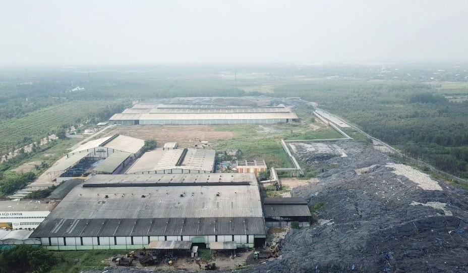 Nhà máy Vietstar chứa trên 1 triệu tấn rác phía sau nhà máy không xử lý. Ảnh: VĐP.