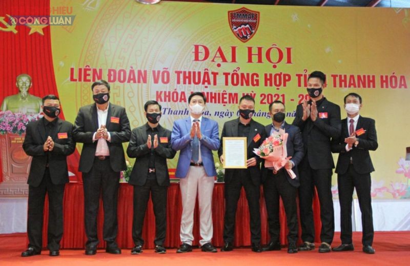 Lãnh đạo Liên đoàn Võ thuật tổng hợp Việt Nam, Sở Văn hóa, Thể thao và Du lịch trao quyết định thành lập Liên đoàn Võ thuật tổng hợp Thanh Hóa