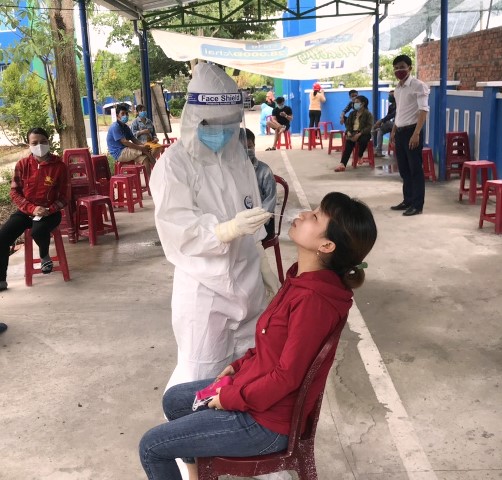 Lấy mẫu tại trạm y tế Quế xuân 1, Ảnh: CDC Quảng Nam