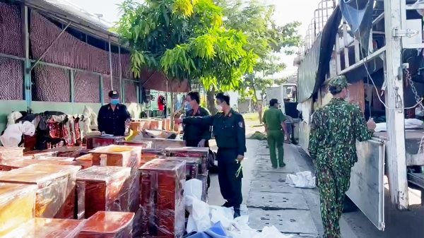 Lực lượng chức năng tỉnh An Giang phát hiện, bắt quả tang 2 xe ô tô tải vận chuyển trên 150 sản phẩm đồ gỗ không rõ nguồn gốc, trị giá khoảng 700 triệu đồng.