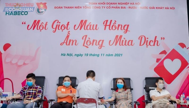 HABECO đã phối hợp với Bệnh viện Hữu nghị Việt Đức để tổ chức chương trình Hiến máu nhân đạo“Một giọt máu hồng - Ấm lòng mùa dịch” .