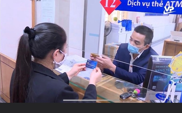 Vĩnh Phúc hỗ trợ khách hàng đổi thẻ ATM gắn chip