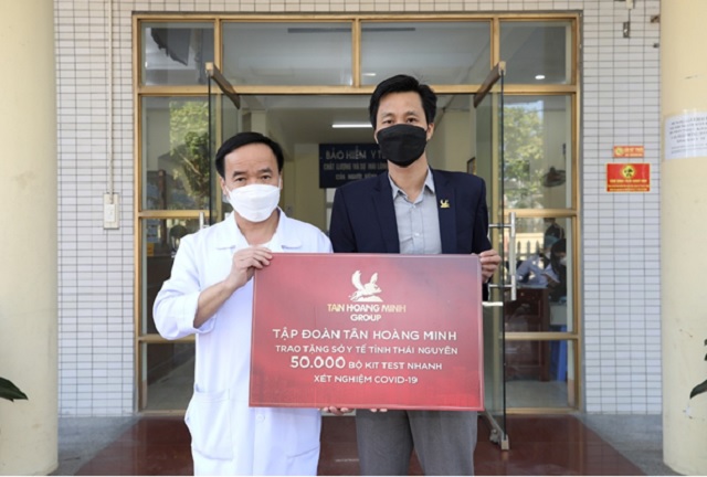 Đại diện Tập đoàn Tân Hoàng Minh trao tặng 01 phòng xét nghiệm PCR và 50.000 bộ Kit xét nghiệm nhanh