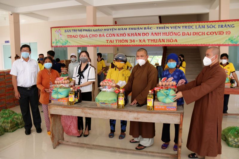 Trao tặng 300 phần quà cho các hộ dân có hoàn cảnh khó khăn tại xã Thuận Hòa, huyện Hàm Thuận Bắc (Bình Thuận).