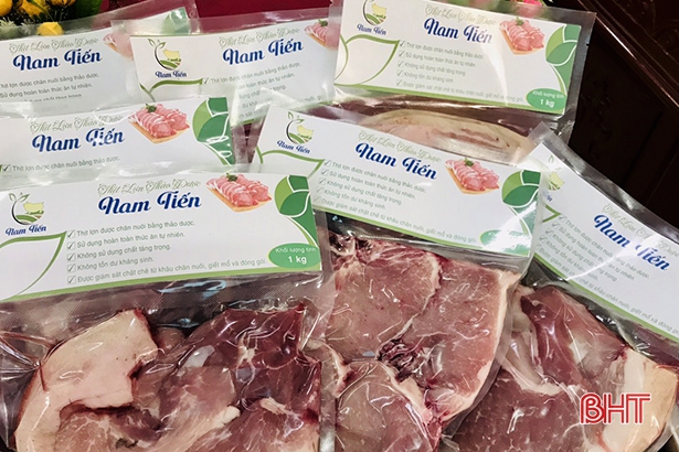 Sản phẩm thịt lợn thảo dược Nam Tiến của hộ kinh doanh Trần Quang Điệp ở xã Sơn Bình.
