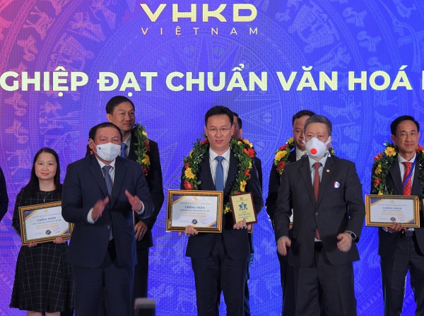 Ông Lê Thanh Tùng – Thành viên HĐQT VietinBank đại diện DN nhận danh hiệu “Doanh nghiệp đạt chuẩn văn hóa kinh doanh Việt Nam” năm 2021