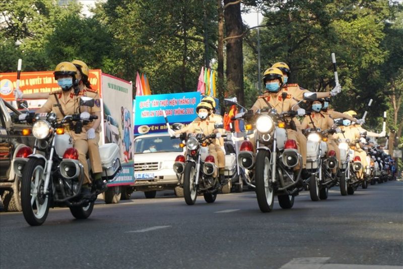 Lực lượng cảnh sát giao thông TPHCM tham gia diễu hành hưởng ứng Năm an toàn giao thông 2021