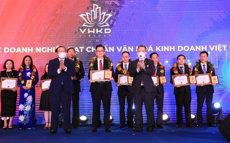 Ông Phạm Mạnh Khôi - Đại diện FE CREDIT nhận chứng nhận tôn vinh “Doanh nghiệp đạt chuẩn văn hóa kinh doanh Việt Nam” 2021 từ Bộ trưởng Bộ VH-TT&DL và Chủ tịch VNABC