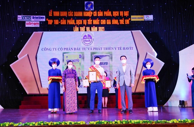 Phó giám đốc kinh doanh Công ty CP Đầu tư và phát triển y tế Havit, Nguyễn Văn Bường nhận giải thưởng “Top 100 - sản phẩm, dịch vụ tốt nhất cho gia đình, trẻ em” (năm 2021)