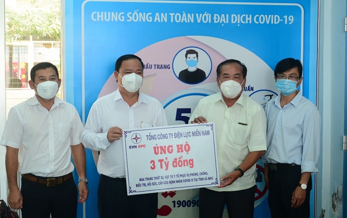 Ông Phan Mộng Thành, Phó Chủ tịch UBMTTQVN tỉnh (thứ 2 từ phải qua) nhận bảng tượng trưng.