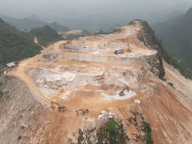 mỏ đá CaCO3 tại núi Thung Hung (huyện Quỳ Hợp, Nghệ An) có diện tích trên 10 ha. Mỏ đá này được đánh giá là một trong những nguồn đá cẩm thạch có chất lượng tốt nhất trên thế giới xét về độ sáng và độ trắng với trữ lượng dồi dào lên tới 5,000,000 m3.