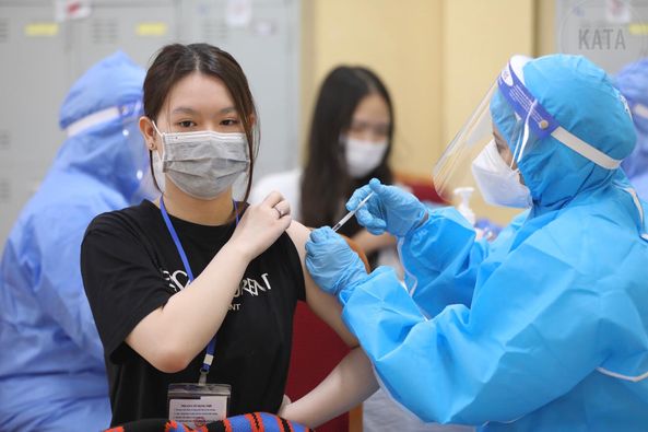 Việt Nam đang nỗ lực đẩy nhanh tiêm vaccine phòng COVID-19 cho trẻ từ 12-17 tuổi .