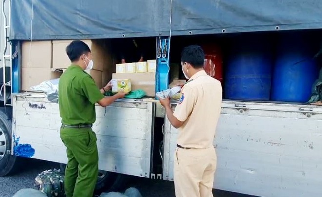 An Giang: Phát hiện xe tải chở 2.800 lít cồn và số lượng lớn hàng hóa không rõ nguồn gốc