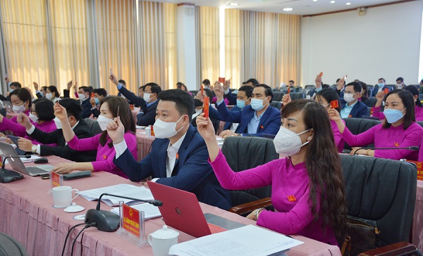 Các đại biểu thông qua Nghị quyết thành lập sở Du lịch tỉnh Lào Cai