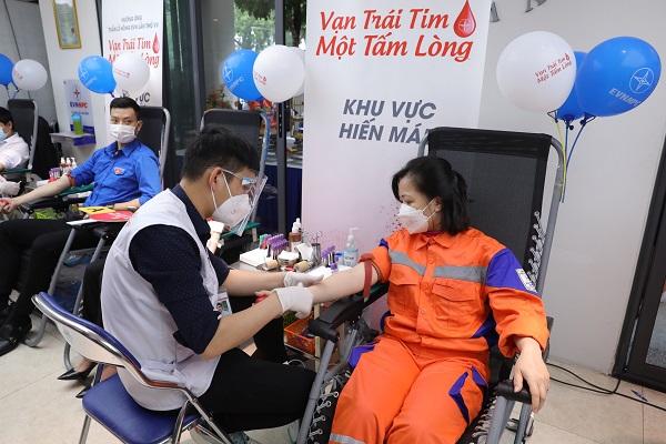Cán bộ công nhân viên và Đoàn viên thanh niên EVNNPC có mặt từ rất sớm để tham gia hiến máu