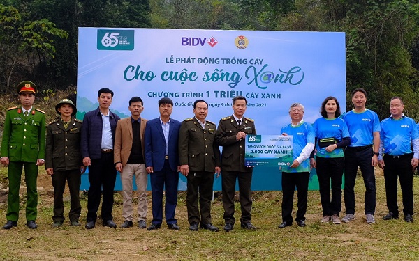 Đại diện Ban lãnh đạo BIDV trao tặng 2.000 cây xanh cho Vườn Quốc gia Ba Vì