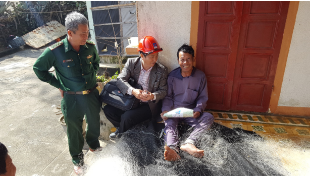 Phối hợp cùng Bộ đội biên phòng vận động tuyên truyền về công tác đảm bảo an ninh, an toàn đối với NMLD Dung Quất cho bà con ngư dân xã Bình Trị, huyện Bình Sơn, tỉnh Quảng Ngãi