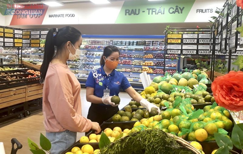 Người tiêu dùng lựa chọn thực phẩm hàng Việt tại siêu thị
