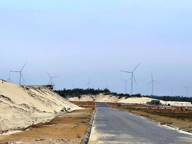 Cụm trang trại điện gió B&T có tổng công suất 210MW, được đầu tư bởi Công ty Cổ phần Điện gió B&T là Công ty con của Công ty Cổ phần AMI AC Renewables, thuộc Tập đoàn Ayala, Philippine