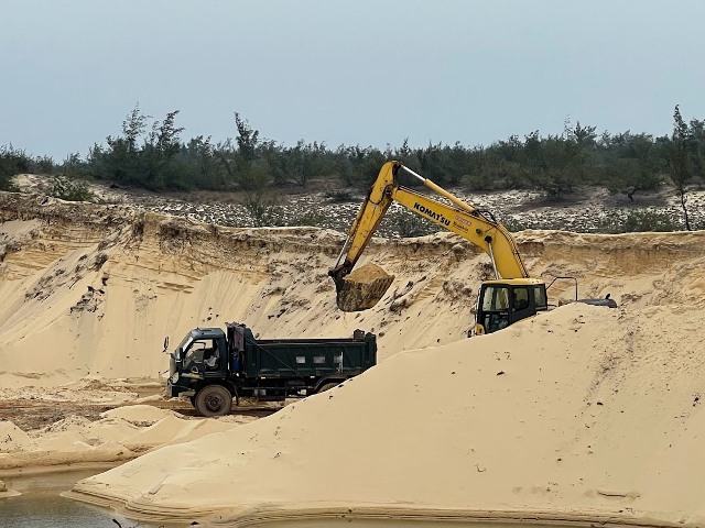 tình trạng khai thác trái cát trái phép trong khu vực cụm Trang trại điện gió B&T trên địa bàn huyện Quảng Ninh và huyện Lệ Thủy