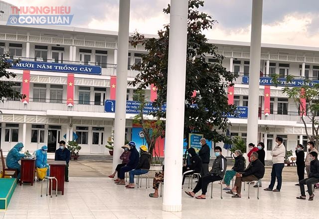 Ngành Y tế quận Liên Chiểu khẩn trương lấy mẫu xét nghiệm diện rộng tại phường Hòa Hiệp Nam