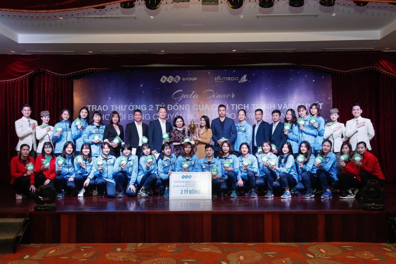 Đại diện Tập đoàn FLC và Bamboo Airways trao giải thưởng 2 tỉ đồng cho đội tuyển bóng chuyền nữ Bamboo Airways Vĩnh Phúc
