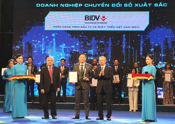 Ông Nguyễn Chiến Thắng - Giám đốc Trung tâm Ngân hàng số BIDV - đại diện BIDV nhận giải thưởng
