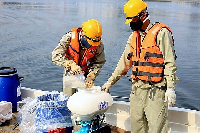 Chế phẩm Redoxy-3C đã được sử dụng nhiều tại các hồ Hà Nội. Ảnh: Báo Đại đoàn kết
