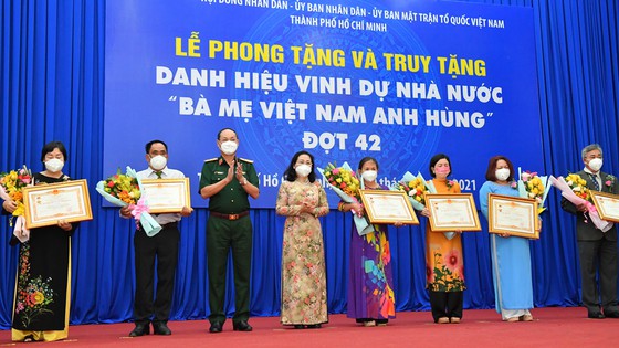 Chủ tịch HĐND TPHCM Nguyễn Thị Lệ trao danh hiệu Bà mẹ Việt Nam anh hùng cho gia đình các mẹ