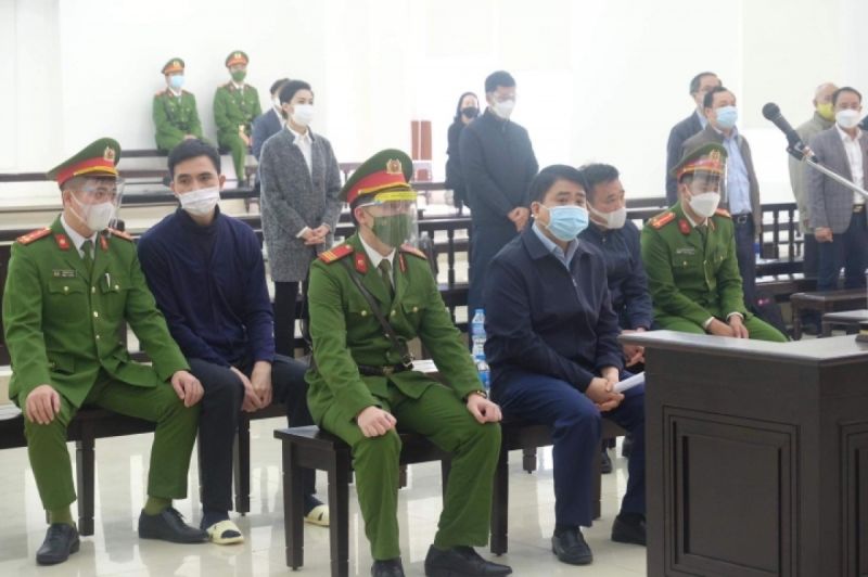 Ông Nguyễn Đức Chung và 2 bị cáo trong phiên tòa sáng 10/12. (Ảnh: VTC News)