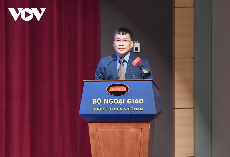 Thứ trưởng Ngoại giao Nguyễn Minh Vũ phát biểu tại tọa đàm giữa các Trưởng Cơ quan đại diện Việt Nam ở nước ngoài và doanh nghiệp.