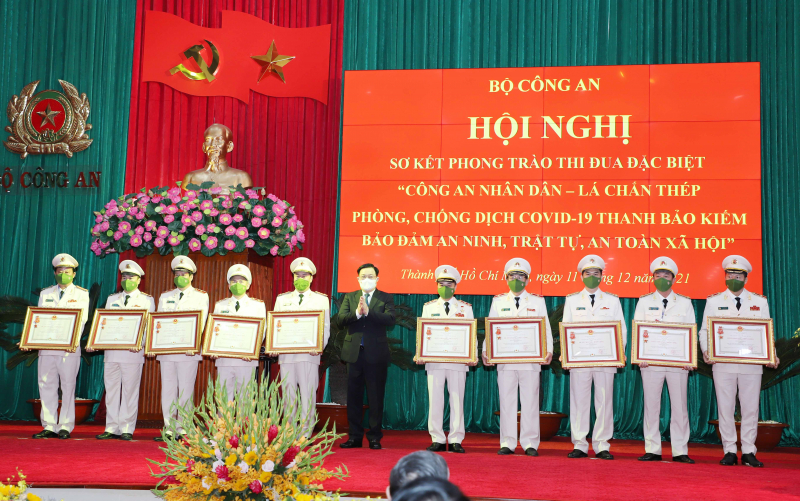 Chủ tịch Quốc hội Vương Đình Huệ thay mặt lãnh đạo Đảng, Nhà nước trao Huân chương Chiến công hạng Nhất cho các tập thể đã lập chiến công, thành tích xuất sắc.