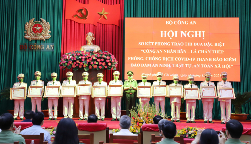 Thừa ủy quyền của Chủ tịch nước, Bộ trưởng Tô Lâm trao Huân chương chiến công hạng Nhì cho các tập thể đã lập chiến công, thành tích xuất sắc.