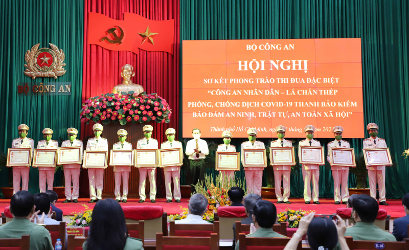 Bí thư Thành ủy TPHCM Nguyễn Văn Nên tặng Bằng khen cho các đơn vị