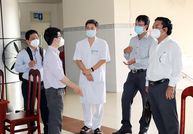 Đoàn kiểm tra làm việc tại Bệnh viện Đa khoa khu vực Long Khánh.