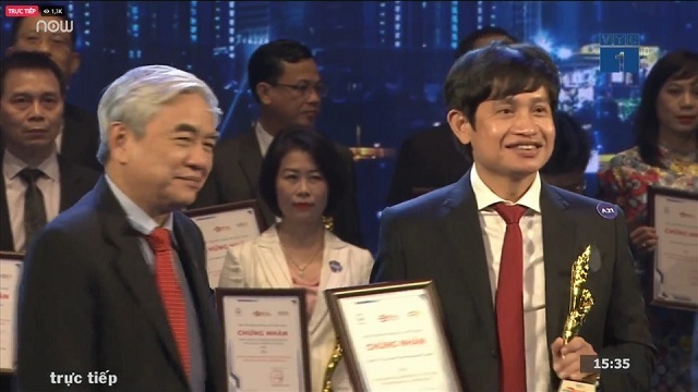 Ông Hoàng Mai Chung – Chủ tịch HĐQT Công ty CP Tập đoàn Meey Land (phải) nhận giải thưởng
