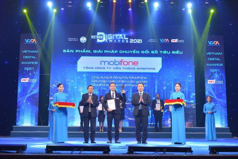 Đại diện MobiFone nhận giải thưởng chuyển đổi số Việt Nam 2021
