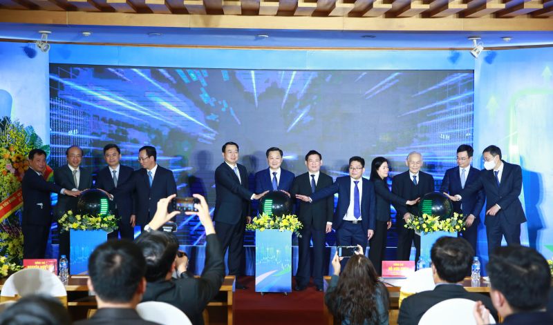 Phó Thủ tướng Lê Minh Khái trao quyết định của Thủ tướng Chính phủ thành lập và tổ chức hoạt động của Sở Giao dịch chứng khoán Việt Nam (VNX). Ảnh VGP/Quang Thương