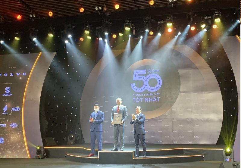 Ông Vũ Chí Cường – Thành viên độc lập HĐQT PV Power nhận chứng nhận “Top 50 công ty niêm yết tốt nhất Việt Nam” năm 2021
