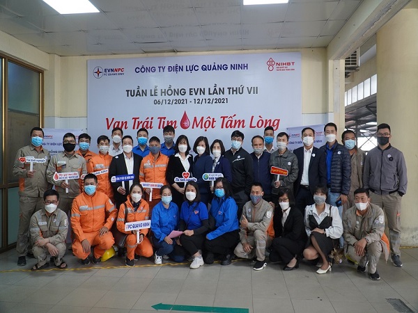 2951 Các tình nguyện viên của Công ty Điện lực Quảng Ninh tham gia hiến máu nhân đạo