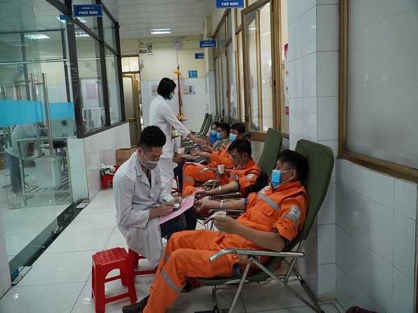 2964 PC Quảng Ninh phối hợp với Khoa Huyết học - Truyền máu, Bệnh viện Đa khoa tỉnh Quảng Ninh thực hiện Chương trình hiến máu tình nguyện