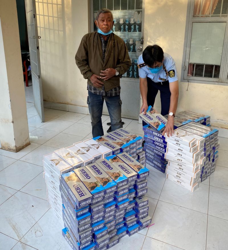 Lực lượng chức năng tỉnh Tây Ninh phát hiện và thu giữ 2.800 gói thuốc lá điếu ngoại nhập lậu được vận chuyển trên phương tiện xe ba bánh
