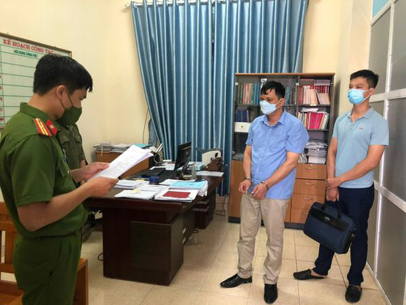 Cơ quan Cảnh sát điều tra Công an tỉnh Tuyên Quang thi hành lệnh bắt tạm giam đối với Quân Văn Thịnh. (Ảnh: Công an tỉnh Tuyên Quang)