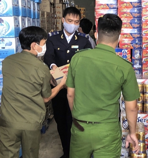 Quảng Ngãi tạm giữ hàng ngàn thùng nước tăng lực, gói thuốc lá không có hóa đơn