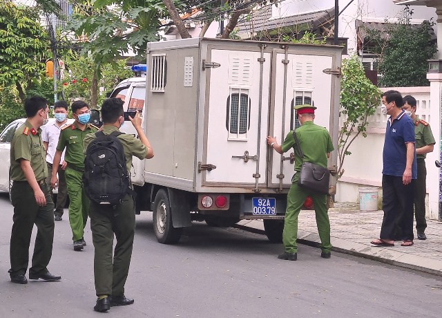 Cơ quan chức năng thi hành lệnh bắt tạm giam ông Phạm Văn Điểu.