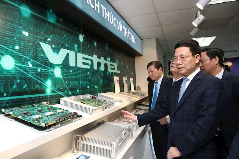 Bộ trưởng Bộ TT&TT Nguyễn Mạnh Hùng đã có buổi làm việc và kiểm tra công tác nghiên cứu, sản xuất thiết bị mạng 5G của Viettel. Ảnh internet