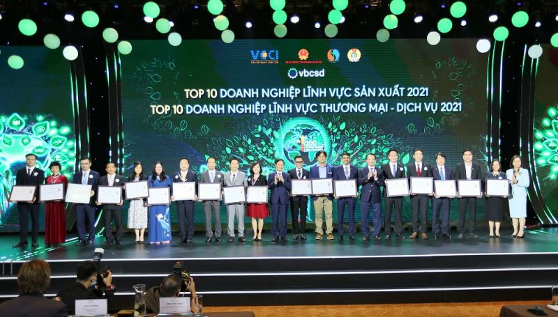Đại diện Vinamilk (thứ 5 từ bên trái) cùng các doanh nghiệp trong Top các doanh nghiệp bền vững nhất Việt Nam năm 2021 thuộc hai lĩnh vực: sản xuất và thương mại – dịch vụ