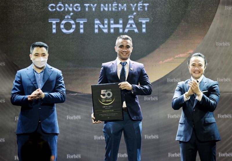 Ông Trần Đình Tài – Giám đốc Marketing Tập đoàn Hoa Sen đại diện nhận chứng nhận Top 50 công ty niêm yết tốt nhất Việt Nam năm 2021