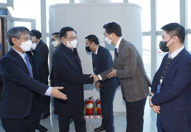 Chủ tịch Quốc hội Vương Đình Huệ và Đoàn Đại biểu cấp cao Quốc hội đã đến sân bay Sân bay quốc tế Incheon. Ảnh: Doãn Tấn/TTXVN