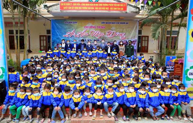 hơn 1.400 chiếc áo ấm với tổng giá trị hơn 300 triệu đồng vừa đến với các em học sinh xã Bắc Lý, huyện Kỳ Sơn, Nghệ An